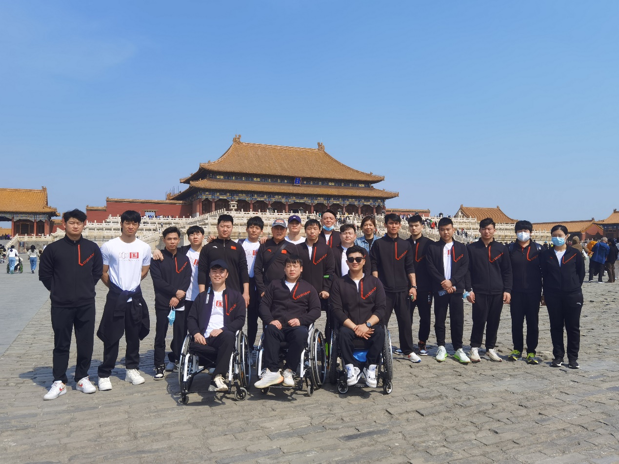 图为残奥冰球队队员在故宫合影